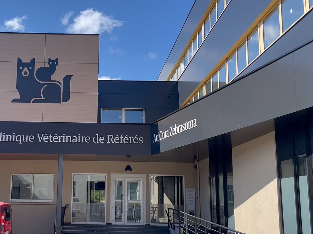 Un bâtiment avec une enseigne sur la façade.