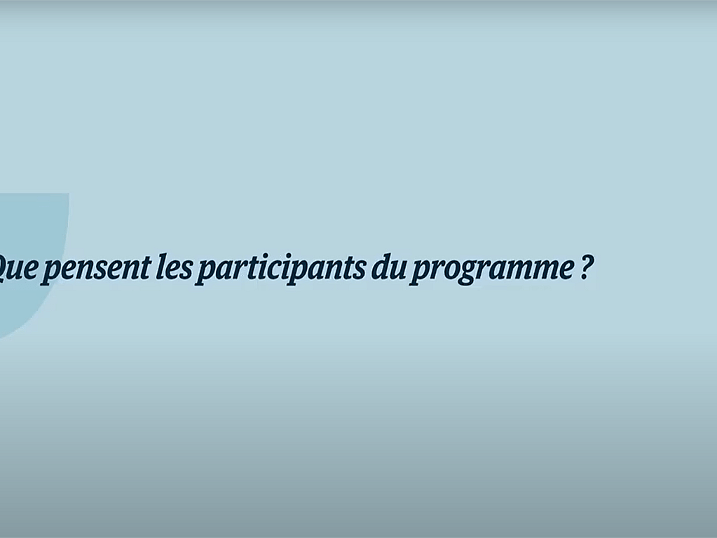 Un fond bleu avec du texte.