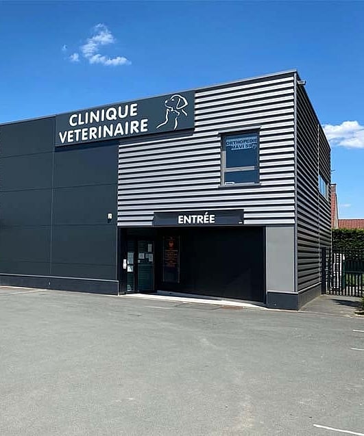Un bâtiment avec une enseigne sur la façade.