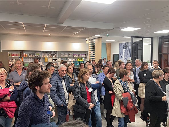 Un groupe de personnes debout dans une pièce.