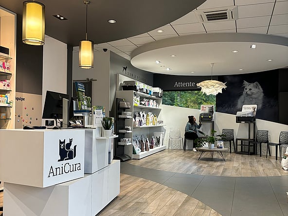 Un magasin avec une personne assise devant un bureau.