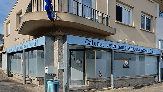 Un bâtiment avec un balcon et une enseigne.