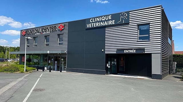 Un bâtiment avec une enseigne sur la façade.