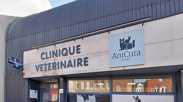 Un bâtiment avec une enseigne sur la façade.