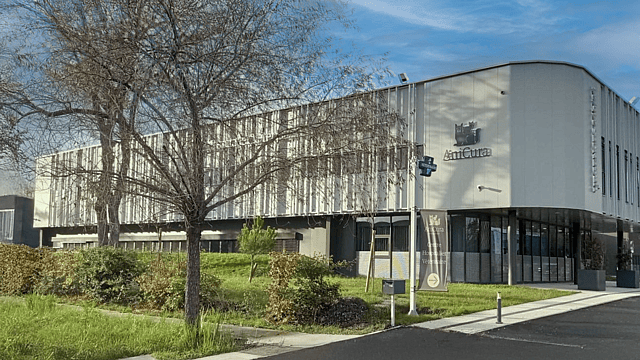 Un bâtiment avec une enseigne sur la façade.