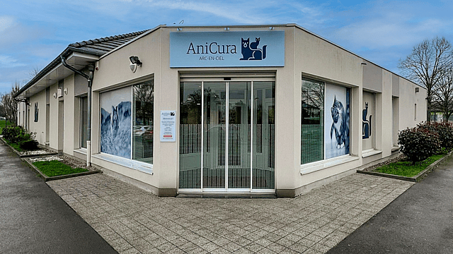 Un bâtiment avec une enseigne sur la façade.