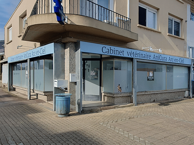 Un bâtiment avec un balcon et une enseigne.