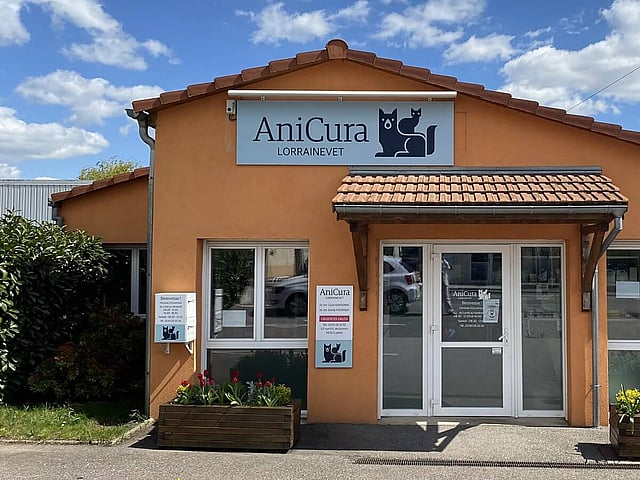 Un bâtiment avec une enseigne sur la façade.