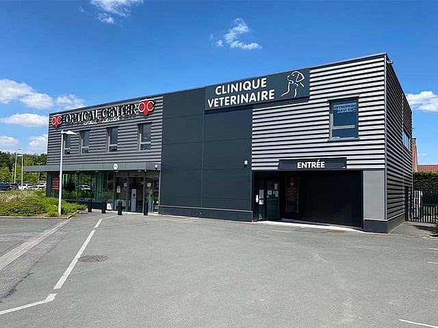 Un bâtiment avec une enseigne sur la façade.