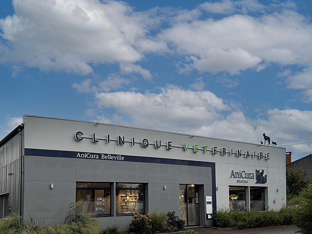 Un bâtiment avec une enseigne sur la façade.