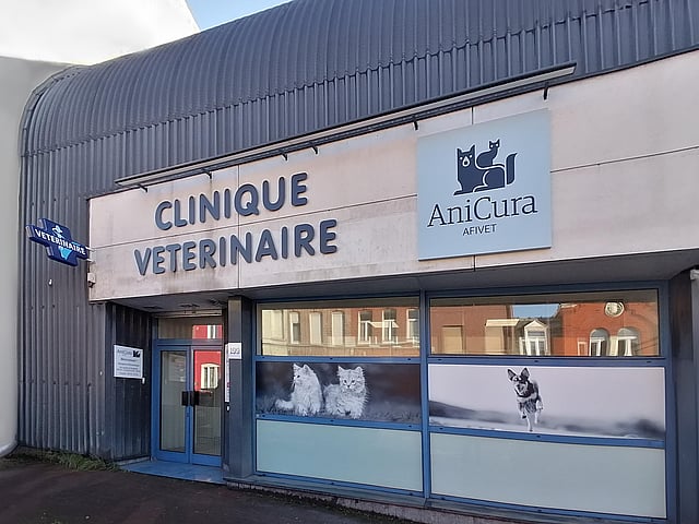 Un bâtiment avec une enseigne sur la façade.