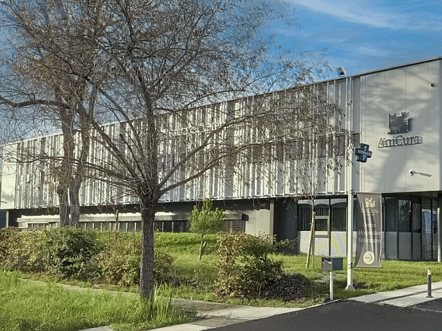 Un bâtiment avec une enseigne sur la façade.