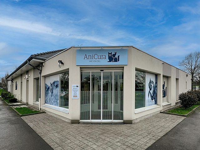 Un bâtiment avec une enseigne sur la façade.