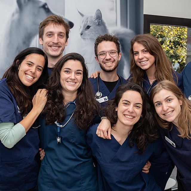Un groupe de personnes posant pour une photo.