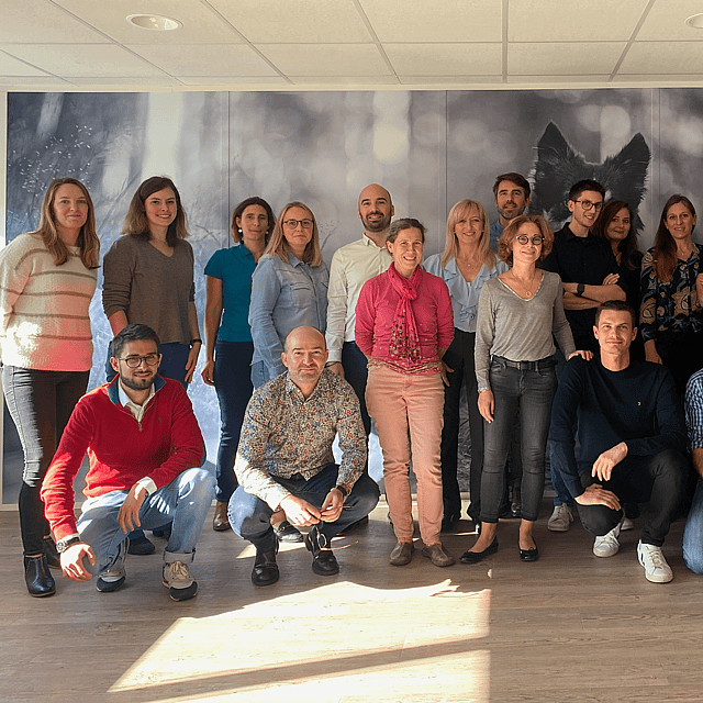 Un groupe de personnes posant pour une photo.