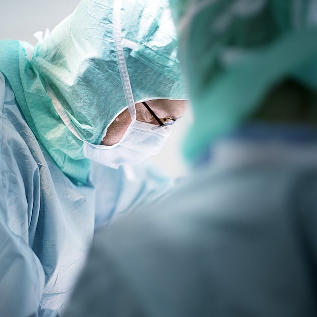 Gros plan d’un médecin portant un masque.