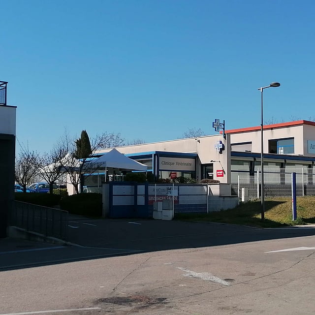Un bâtiment avec une clôture et un portail.
