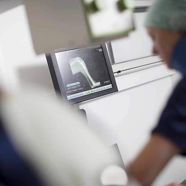 Gros plan du genou d’un médecin.