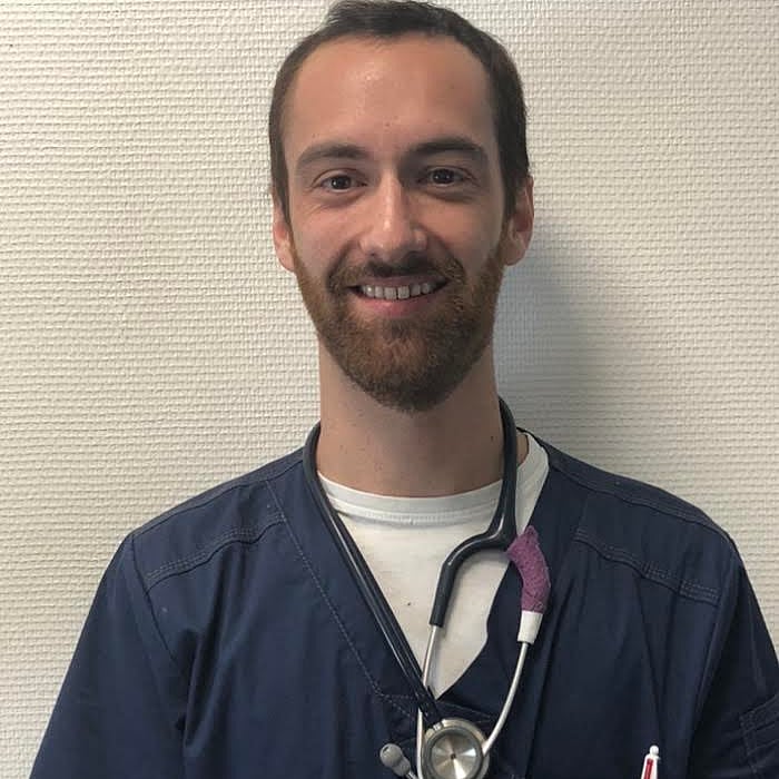 Dr. Vet. Fardet officie au sein de la clinique Vet24 en tant que vétérinaire dans les services d'urgence, de chirurgie et de soins intensif.