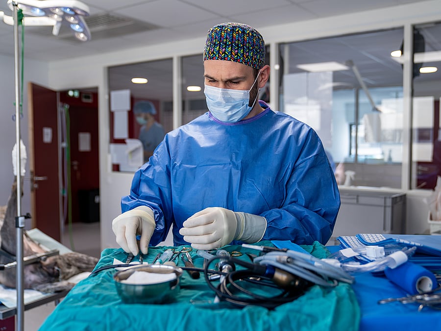 Dr. Vet. Caron, spécialiste européen en chirurgie des animaux de compagnie à AniCura TRIOVet à Rennes