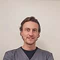 Dr. Vet. Aymeric Deneuche officie au sein de la clinique Vet24 en tant que spécialiste européen en chirurgie vétérinaire. Il est le fondateur de la clinique. Il officie en chirurgie, en ophtalmologie, en neurologie et en dentisterie.