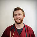 Dr. Vet. Paul Boissieras officie au sein de la clinique Vet24 en tant que vétérinaire dans les services d'urgence, de chirurgie et de soins intensif.