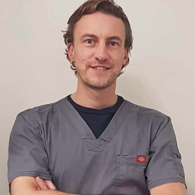 Dr. Vet. Aymeric Deneuche officie au sein de la clinique Vet24 en tant que spécialiste européen en chirurgie vétérinaire. Il est le fondateur de la clinique. Il officie en chirurgie, en ophtalmologie, en neurologie et en dentisterie.