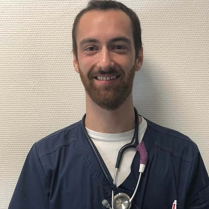 Dr. Vet. Fardet officie au sein de la clinique Vet24 en tant que vétérinaire dans les services d'urgence, de chirurgie et de soins intensif.