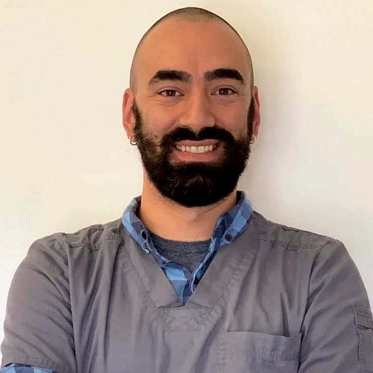 Dr. Vet. Di Virgilio officie au sein de la clinique Vet24 en tant que consultant en chirurgie. Il assure les consultations spécialisées chirurgicales, les interventions et le suivi hospitalier.