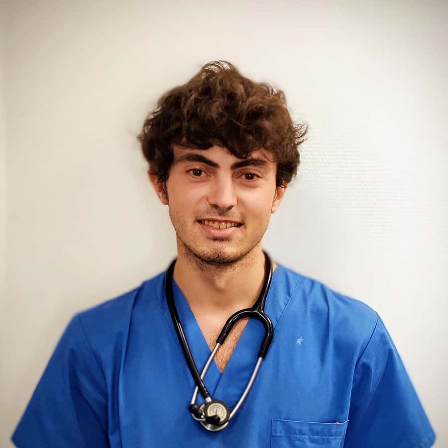 Dr. Vet. Rodrigo Fernandez officie au sein de la clinique Vet24 en tant que vétérinaire dans les services d'urgence, de chirurgie et de soins intensif.