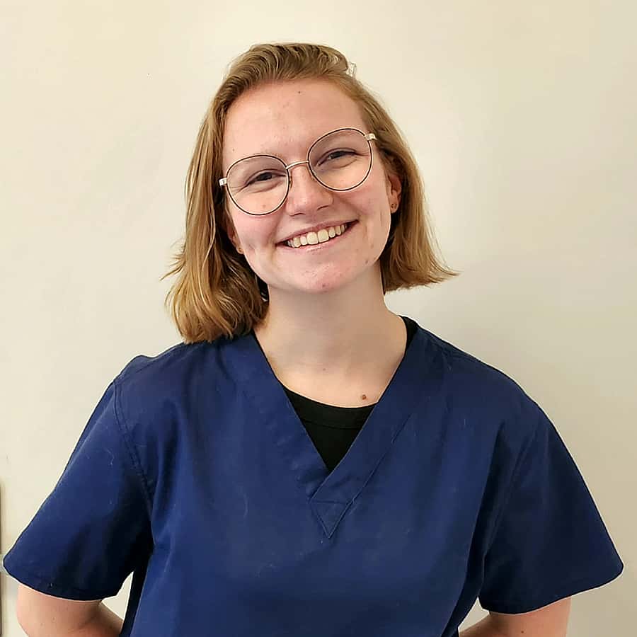 Dre. Vet. Amélie Risselin officie au sein de la clinique Vet24 en tant que vétérinaire dans les services d'urgence, de médecine et de soins intensif.