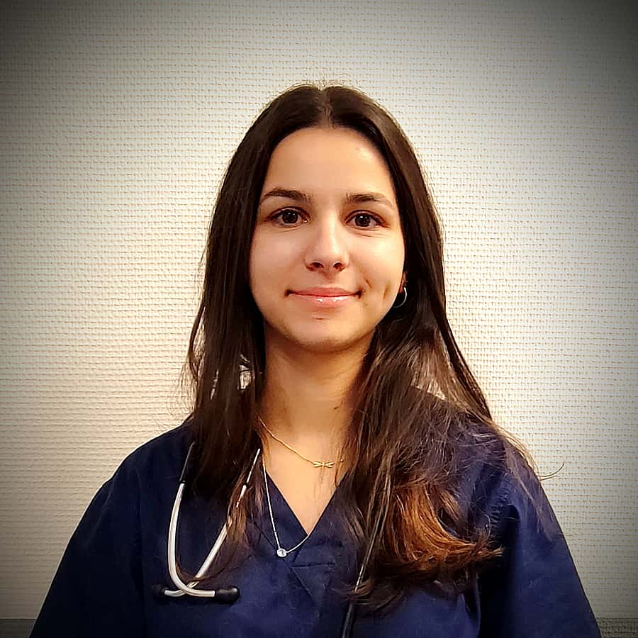 Dre. Vet. Larcher officie au sein de la clinique Vet24 en tant que vétérinaire dans les services d'urgence, de chirurgie et de soins intensif.