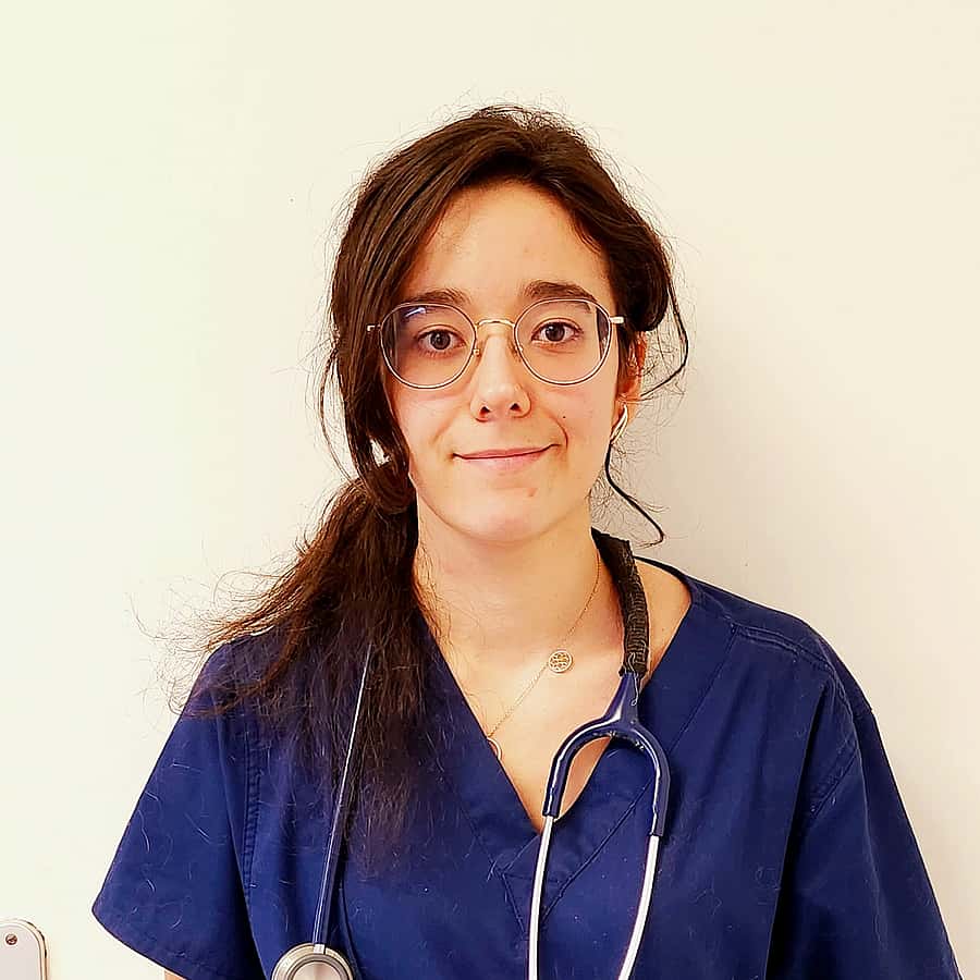 Dre. Vet. Eloise Heller officie au sein de la clinique Vet24 en tant que vétérinaire dans les services d'urgence, de chirurgie et de soins intensif.