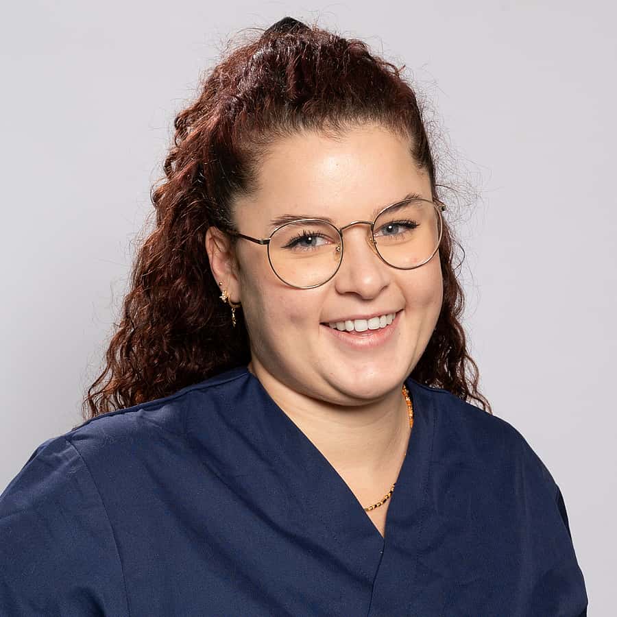 Dr. Vet. Riselane Lotfi officie eu sein du CHV AniCura Pommery, situé à Reims, en tant que vétérinaire clinicienne en médecine générale et urgence