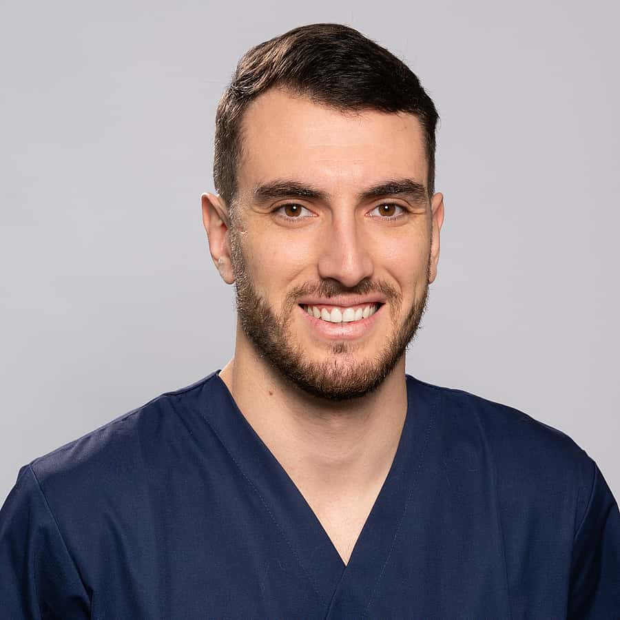 Dr. Vet. Jonathan Habsiger officie au sein du CHV AniCura Pommery, situé à Reims, en tant que vétérinaire clinicien en médecine interne et cardiologie