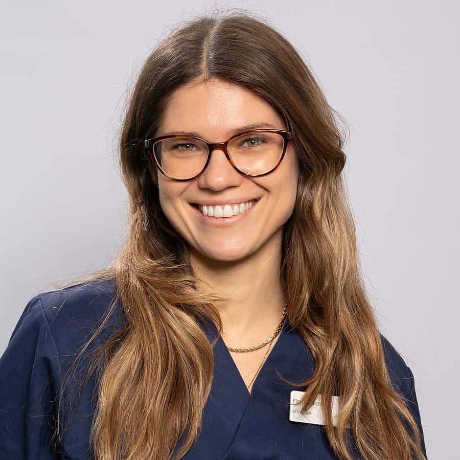 Dr. Vet. Flora Malechet officie au sein du CHV AniCura Pommery, situé à Reims, en tant que vétérinaire clinicienne en médecine générale et urgence.