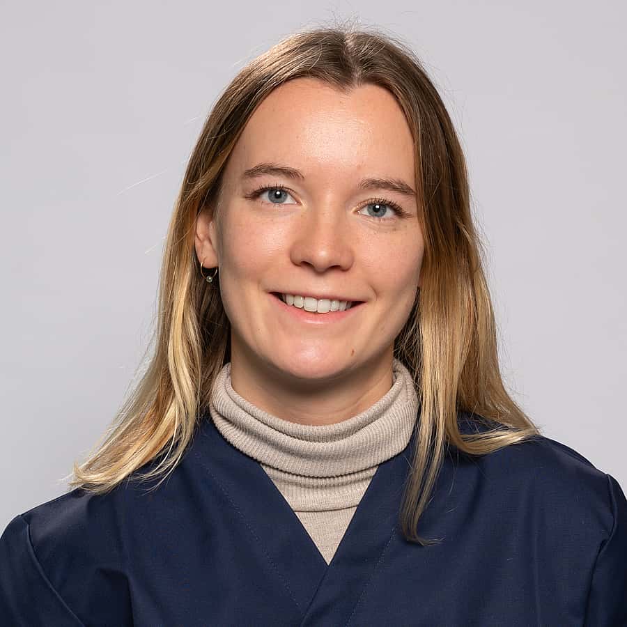 Dr. Vet. Amélie De Grandsaignes officie au sein du CHV AniCura Pommery, situé à Reims, en tant que vétérinaire clinicienne en médecine générale et urgence.