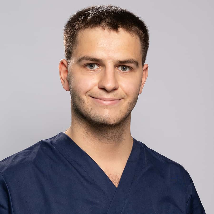 Dr. Vet. Paul Imbert officie au sein du CHV AniCura Pommery, situé à Reims, en tant que vétérinaire clinicien en médecine générale et urgence