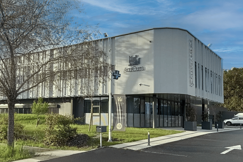 Un bâtiment avec une enseigne sur la façade.