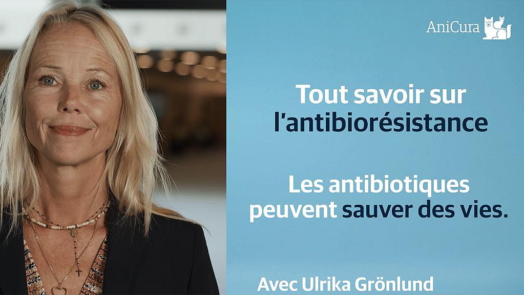 Une personne souriante et une affiche.