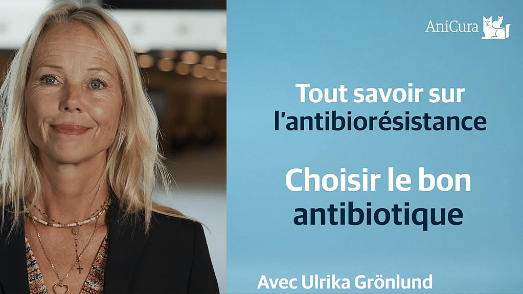 Une personne souriante et un signe bleu.