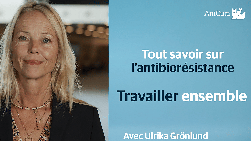 Une personne souriante et un signe bleu.