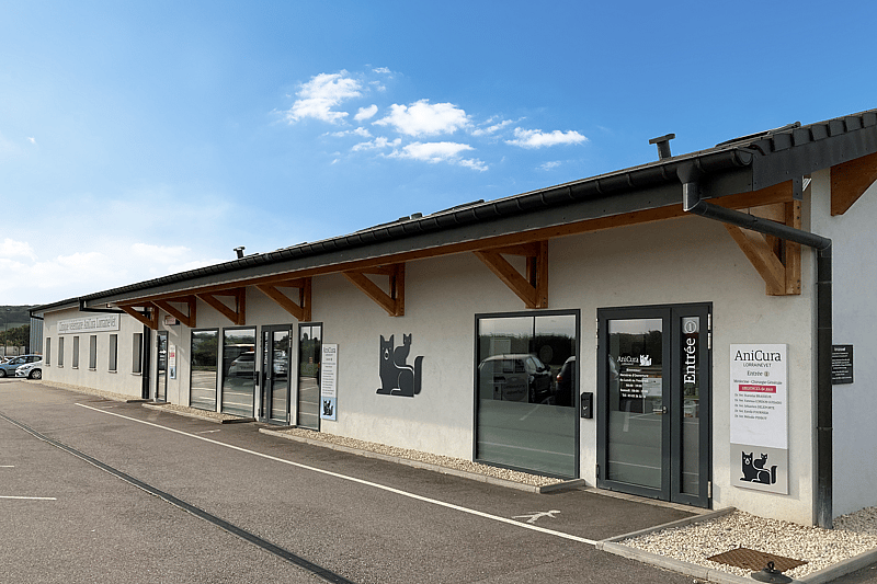 Un bâtiment avec une enseigne sur la façade.