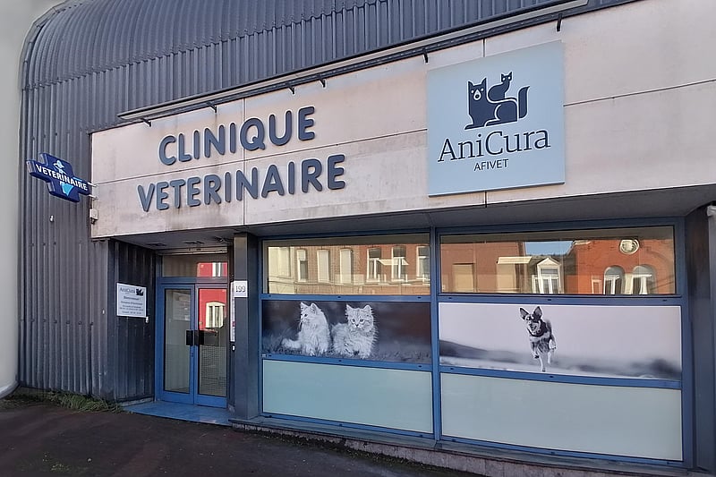 Un bâtiment avec une enseigne sur la façade.