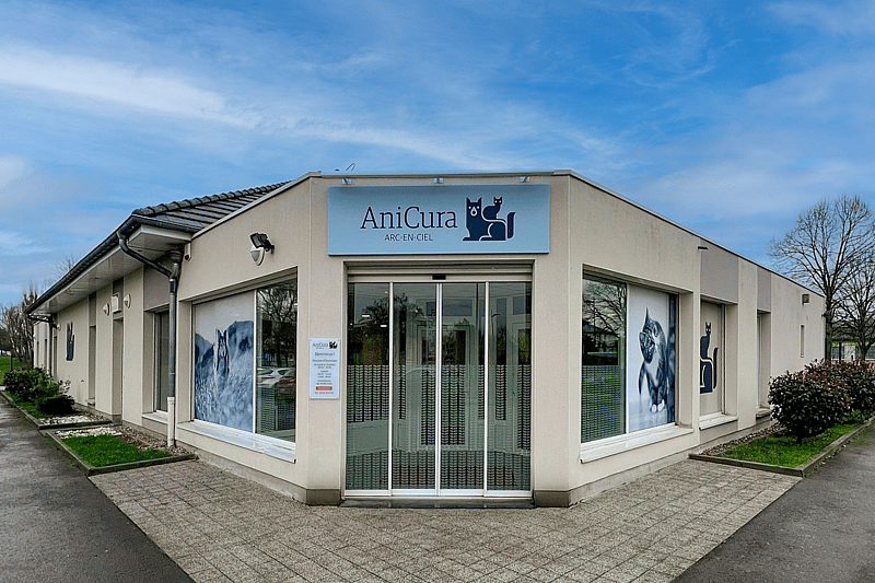 Un bâtiment avec une enseigne sur la façade.