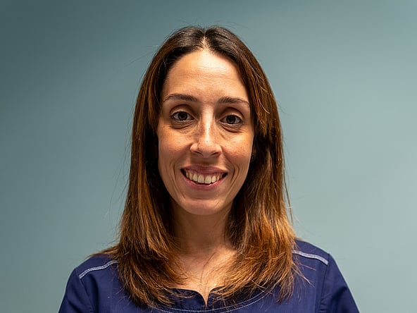 Une personne souriante pour une photo.