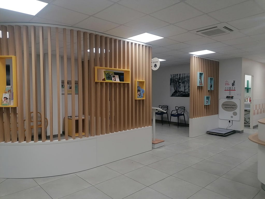 Une pièce avec un mur et un escalier.