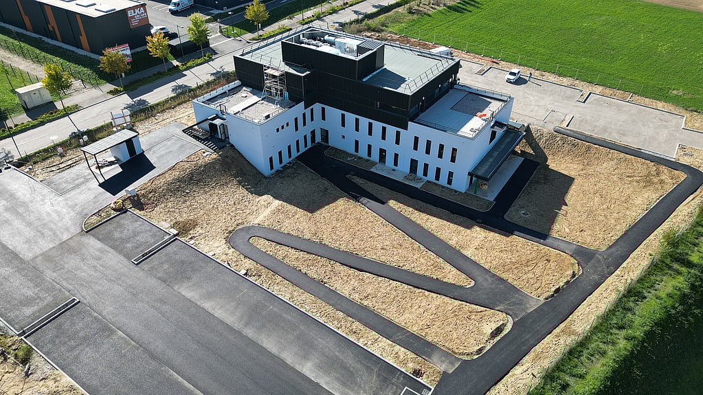 Un bâtiment avec une piste au milieu.