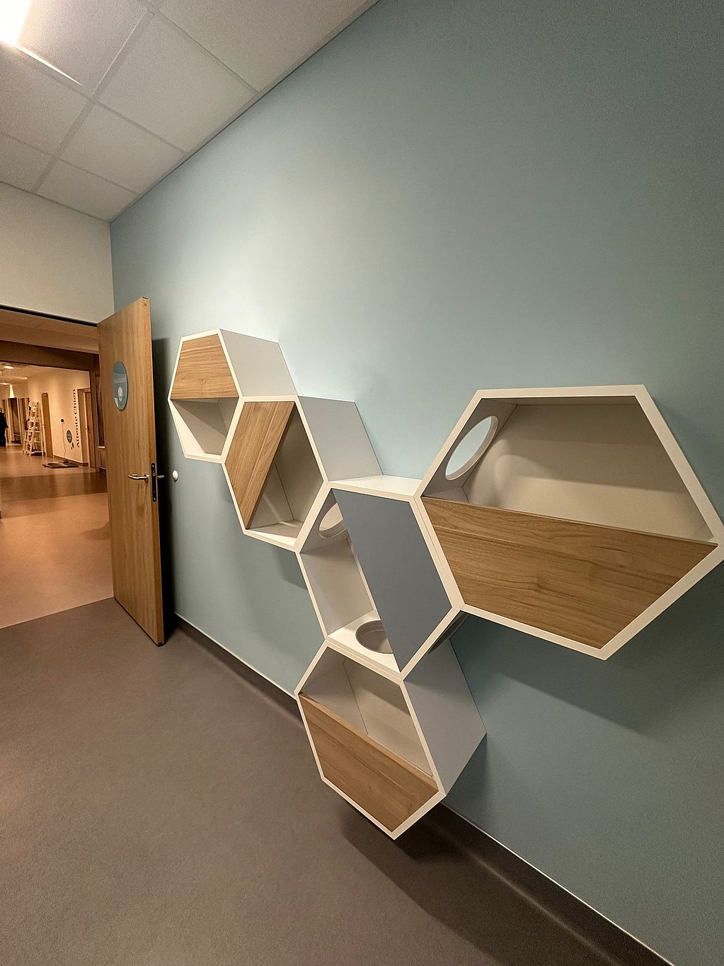 Étagères sur un mur avec une porte ouverte.