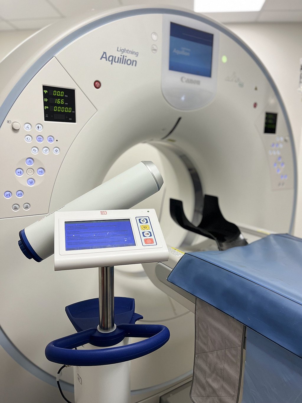 Une machine avec un écran et un coussin bleu.